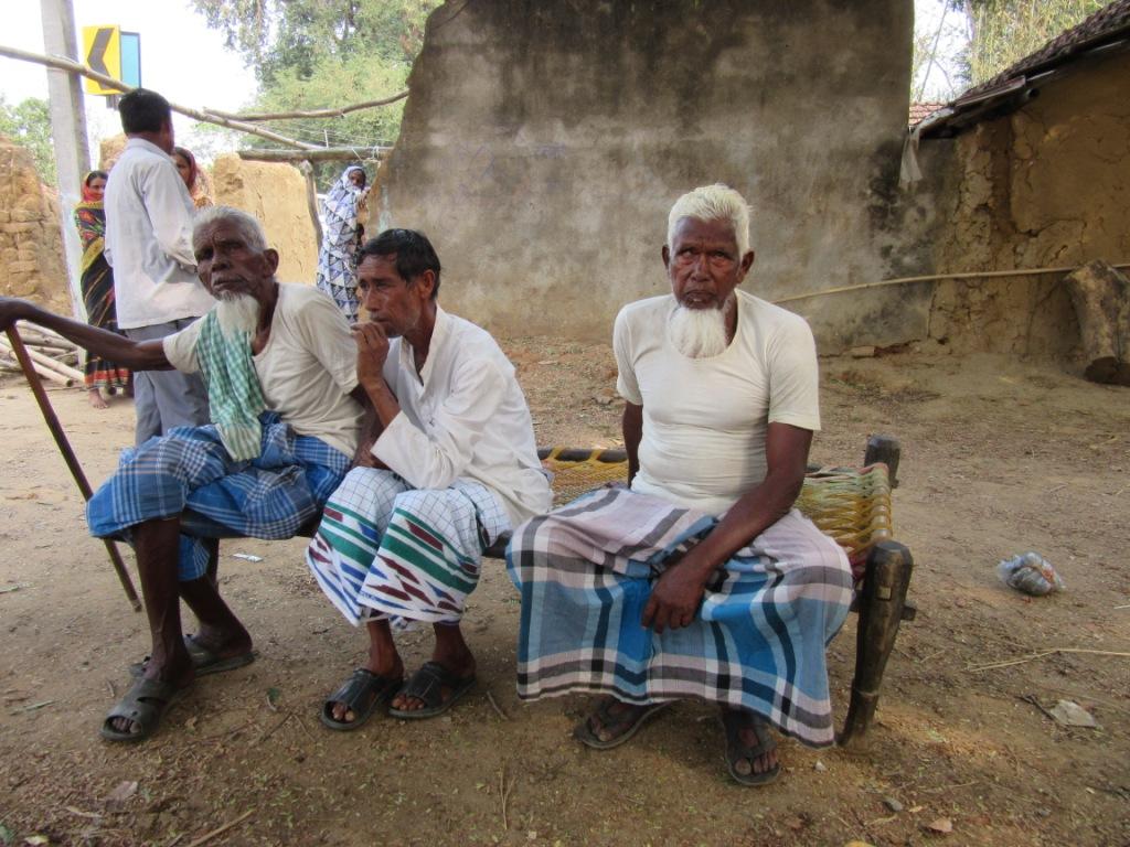 Hasneeb Asnari (right) and family from Bishpuria village in Hura Tehsil, Puruliya, swear by Mamata Banerjee.JPG