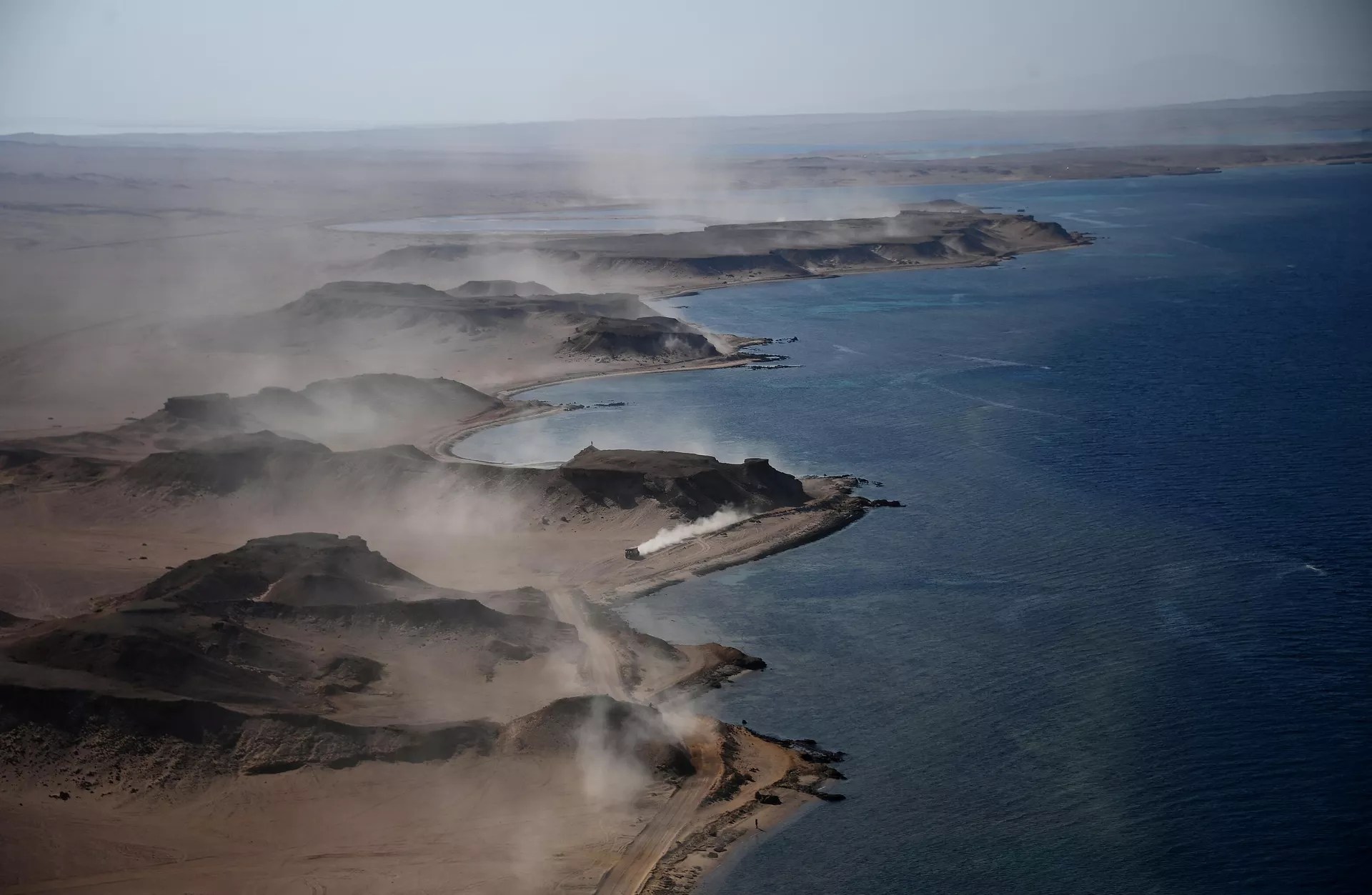 Competitors drive by the Red Sea during Stage 9 of the Dakar Rally 2021 around Neom in Saudi Arabia, on January 12, 2021. - Sputnik India, 1920, 24.10.2023