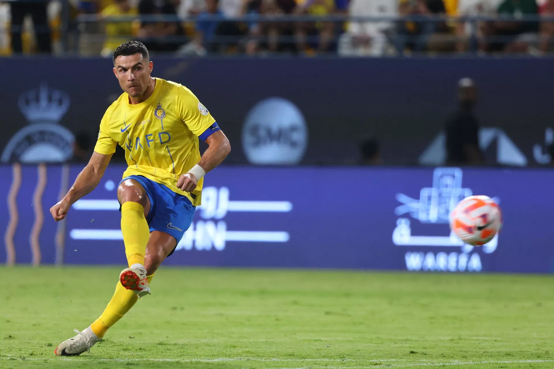 Nassr's Portuguese forward #07 Cristiano Ronaldo attempts a shot during the Saudi Pro League football match between Al-Nassr and Damac at the King Saud University Stadium in Riyadh on October 21, 2023.  - Sputnik India, 1920, 24.10.2023